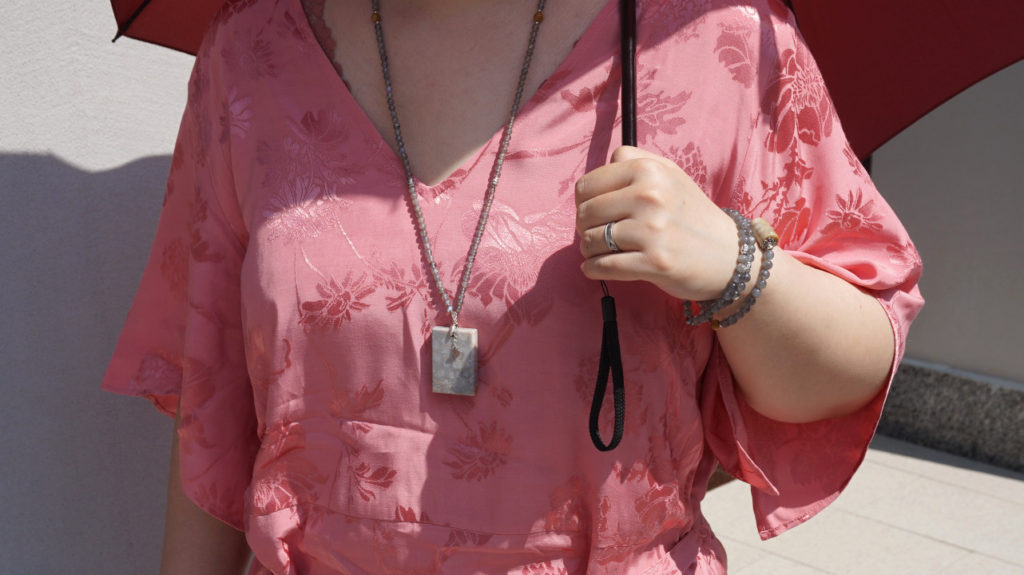 YAN Chalcedony Fashion Chalcedony Pendant Necklace and Silver Moonstone Bracelet