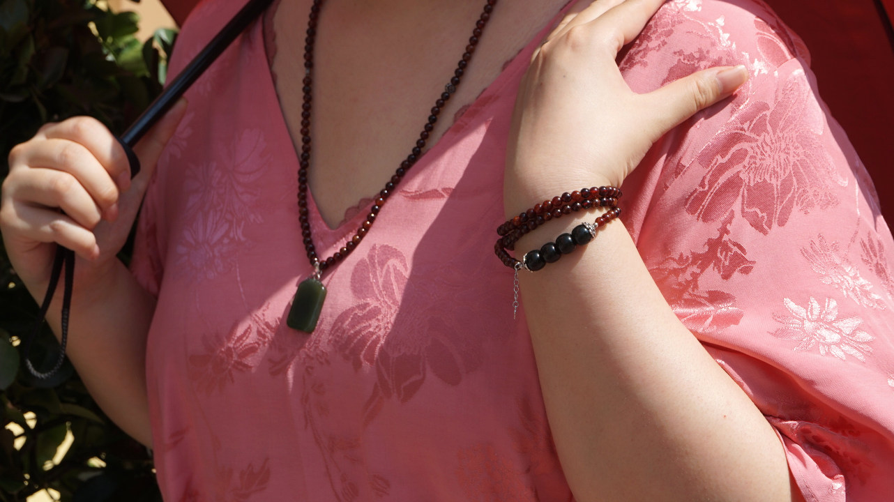 YAN Nephrite Fashion Nephrite Pendant Necklace and Red Garnet Bracelet
